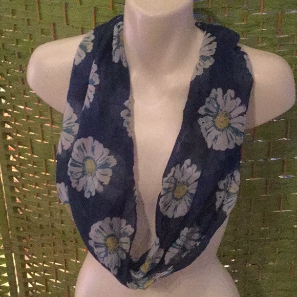 🌻NWT Too Amazing & So Much Fun Daisy Scarf Closet Must Have Makes Great Gift 🌻 - Picture 3 of 6